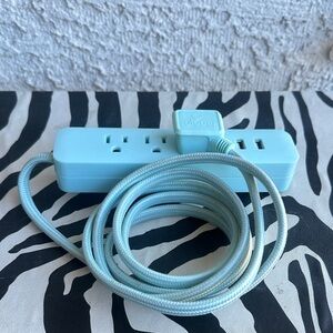 Globe Light Blue Power Strip with USB Ports-used in great condition